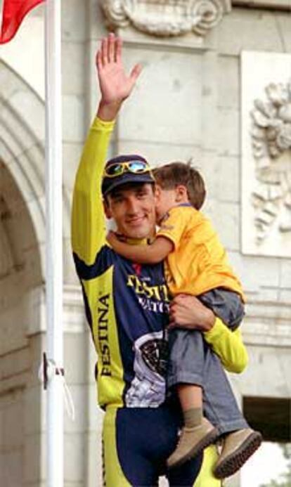 Ángel Casero, con su hijo, Álvaro, tras su triunfo en la Vuelta.