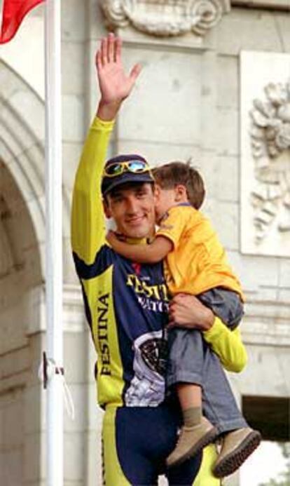 Ángel Casero, con su hijo, Álvaro, tras su triunfo en la Vuelta.
