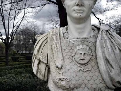 Busto en la plaza de los Emperadores en el jardín de El Capricho.