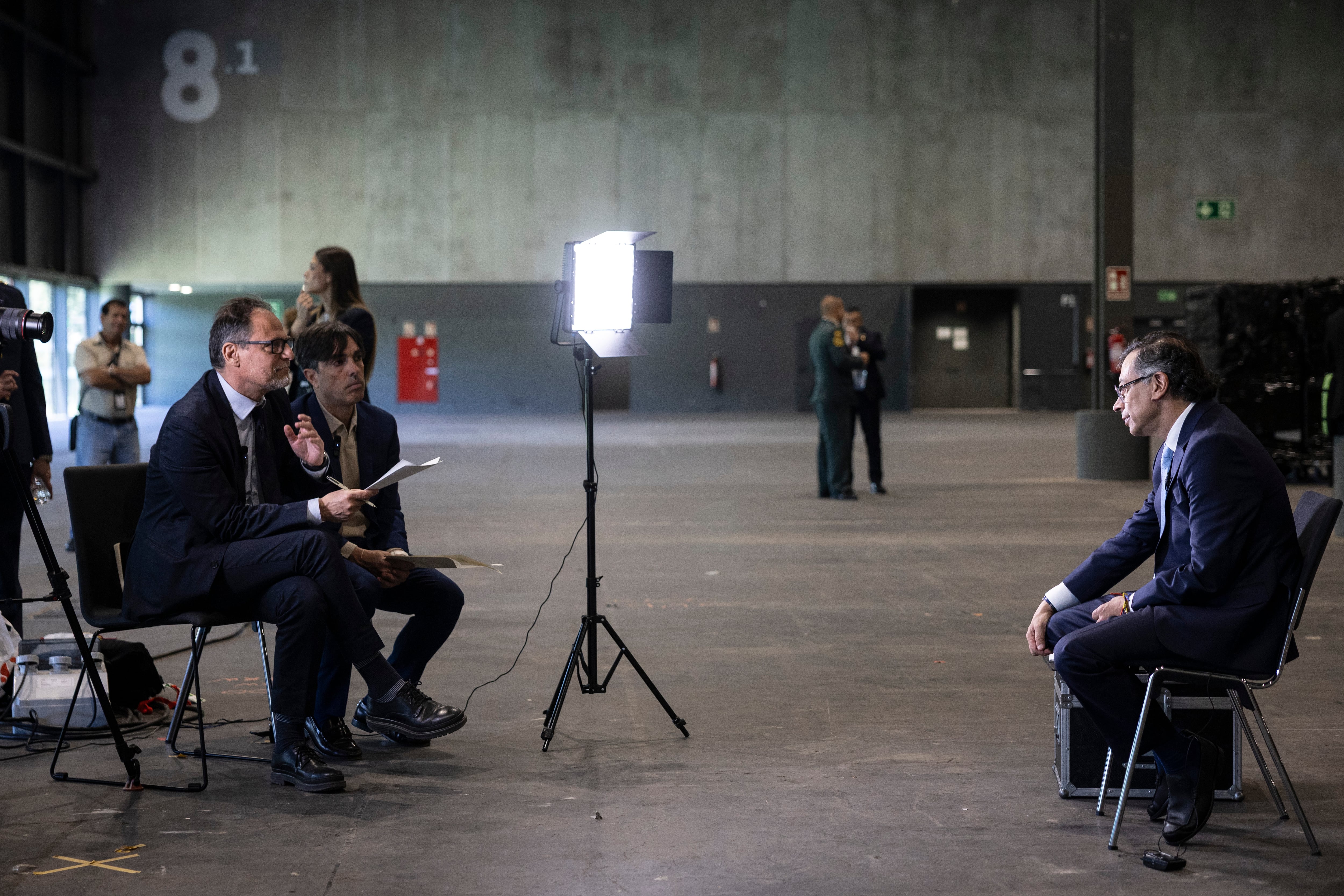El presidente de la República de Colombia  Gustavo Petro, durante su entrevista con el director de EL PAÍS, Jan Martínez Ahrens, y Juan Diego Quesada.