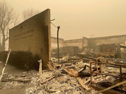 La oficina postal en Greenville, California, arrasada por el fuego.