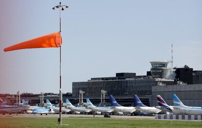 Varios aviones permanecen en tierra debido a las cancelaciones que se han producido durante la huelga general.