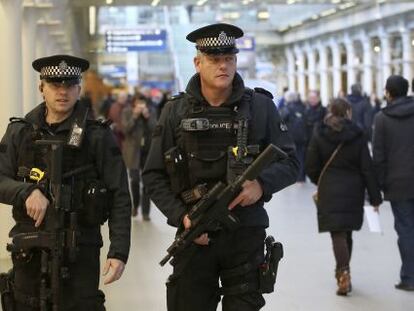 Dos polic&iacute;as vigilan la estaci&oacute;n de Saint Pancras, en Londres, este viernes.