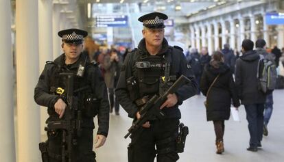 Dos policías vigilan la estación de Saint Pancras, en Londres, este viernes.