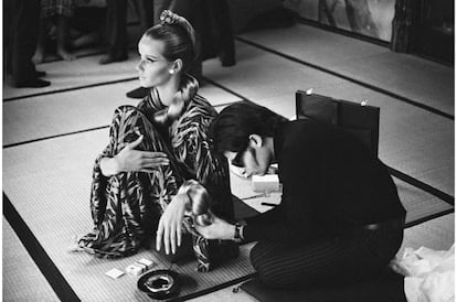 Ara Gallant creando un brazalete para Veruschka, Tokyo, 1966.