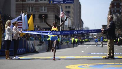 La etíope Atsede Baysa se impone en la Maratón de Boston.