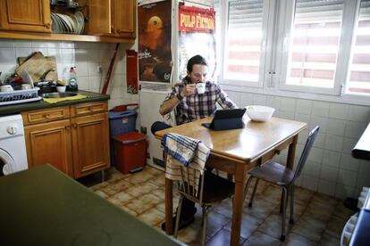 Pablo Iglesias, desayunando este lunes en su casa.