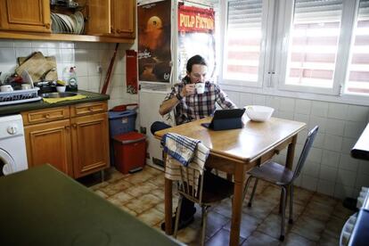 Pablo Iglesias, desayunando este lunes en su casa.