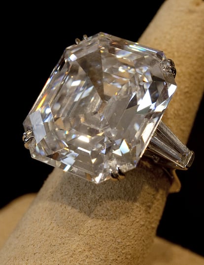 Conocido como <i>El diamante Elizabeth Taylor</i>, este anillo se lo regaló a la actriz su marido Richard Burton y su valor se estima entre los dos millones y los dos millones y medio de euros.