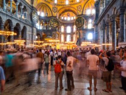 Visitantes en la basílica de Santa Sofía, en Estambul.