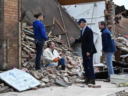 Joe Biden habla en Mayfield (Kentucy) con una de las víctimas de los tornados, ante la mirada del gobernador Steve Beshear (derecha).