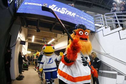 El monstruo anaranjado 'Gritty', mascota de los Flyers de Filadelfia, en un encuentro el pasado día 25.