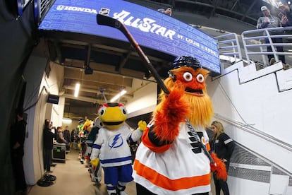 El monstruo anaranjado 'Gritty', mascota de los Flyers de Filadelfia, en un encuentro el pasado día 25.