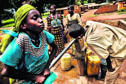 Ni&ntilde;os nigerianos sacan agua de una fuente en el distrito Madaoua, al sur del pa&iacute;s.
