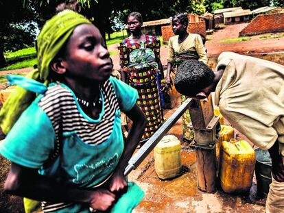 Ni&ntilde;os nigerianos sacan agua de una fuente en el distrito Madaoua, al sur del pa&iacute;s.