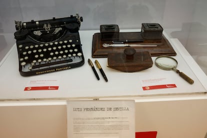 Objetos de la exposición 'Ángeles y demonios', pertenecientes al escritor Luis Fernández de Sevilla, con la que la SGAE quiere honrar a sus socios represaliados por motivos políticos durante la Guerra Civil y el franquismo.