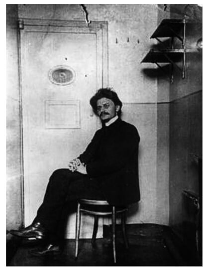 León Trotski en su celda de la Fortaleza de San Pedro y San Pablo, tras la disolución forzosa del Sóviet de San Petersburgo, en diciembre de 1905.