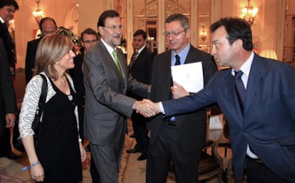 Rajoy saluda al vicealcalde de Madrid, Manuel Cobo, frente a Gallardón y la candidata del PP en Asturias, Isabel Pérez Espinosa