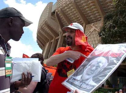 La cita, especialmente simbólica porque se celebra por primera vez en África, tiene por lema <i>La lucha de las personas, las alternativas de las personas</i>. Algunos de los manifestantes portaban pancartas y fotografías donde acusaban al presidente de EE UU, George W. Bush, de ser el mayor terrorista del mundo.