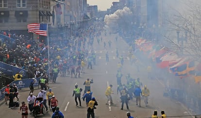 Fotografía de la zona de meta del maratón en el momento de una de las explosiones.