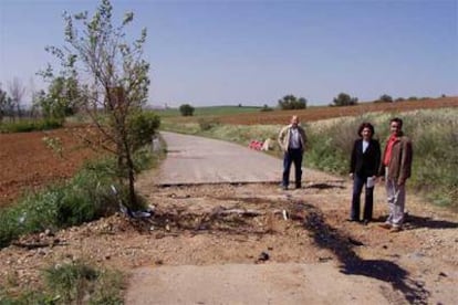 Zanjas abiertas por orden del alcalde de Meco para evitar la circulación de coches por el camino asfaltado.