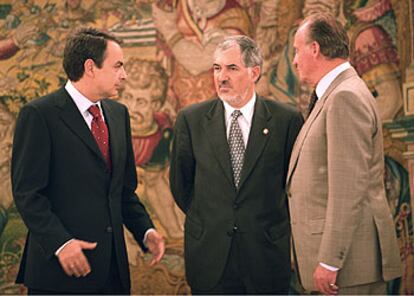 El Rey, junto al fiscal del Estado, Cándido Conde-Pumpido (en el centro), y el presidente del Gobierno.