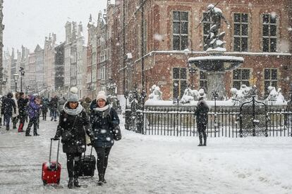 Las fuertes nevadas y las heladas han llegado al norte de Polonia. En la foto, la ciudad de Gdans, donde las bajas temperaturas, cercanas a los -10 grados, y la nieve paralizan el tráfico por carretera.