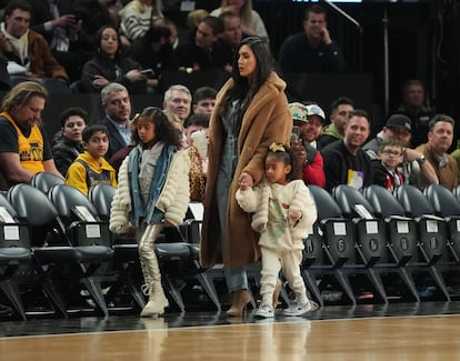 Vanessa Bryant acude a un partido de la NBA con sus dos hijas pequeñas en Salt Lake City, Utah, el 17 de febrero de 2023.