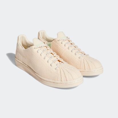 Si te consideras una auténtica coleccionista de sneakers, siempre a la caza de la última colaboración, ya sabrás que uno de los modelos que no se te pueden escapar son las Adidas Superstar de punto diseñadas en colaboración con Pharrell Williams. Están disponibles en seis colores y su precio es de 139,95 euros.