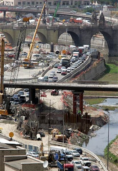 Carriles de la M-30 que circulan junto al río Manzanares.