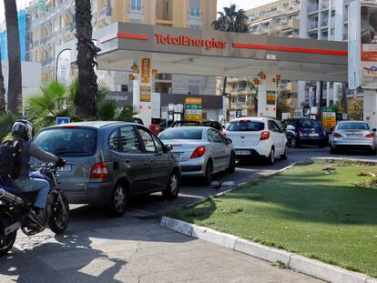 Fila de coches en una gasolinera de TotalEnergies en Niza, el 17 de octubre de 2022.