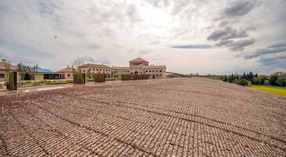 Vista exterior de la Bodega Perelada, obra del estudio RCR Arquitectes, en una imagen proporcionada por el grupo bodeguero.