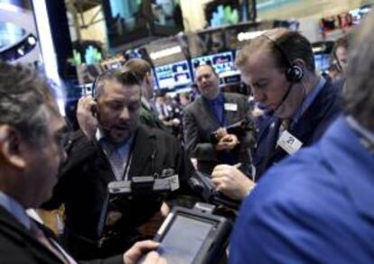 Agentes bursátiles trabajan en la Bolsa de Nueva York, Estados Unidos.