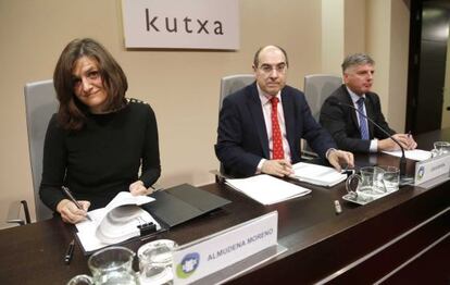 De izquierda a derecha, la gerente de Onkologikoa, Almudena Moreno, el consejero de Salud, Jon Darpón, y el presidente de Kutxa, Xabier Iturbe.