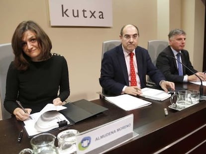 De izquierda a derecha, la gerente de Onkologikoa, Almudena Moreno, el consejero de Salud, Jon Darpón, y el presidente de Kutxa, Xabier Iturbe.