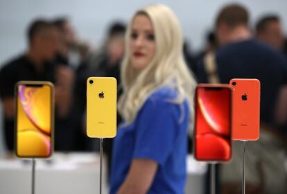 iPhone XS, XS Max y XR: Exactamente un año después del iPhone X, Apple presenta al mercado las versiones XS, XS Max y XR.  

El iPhone XS es una versión levemente mejorada del iPhone X, lleva el mismo diseño, pero con opción de comprarlo en color dorado. Por otro lado, el XS Max tiene un mayor tamaño, con 6,5 pulgadas.  El dispositivo XR fue el más económico entre ellos y se parece, en términos técnicos, más al iPhone 5C (2013) y al SE (2016). Su carcasa es de aluminio colorido y la pantalla de LCD. El ‘3D Touch’, que permite medir la fuerza que se ejerce sobre la pantalla, y la cámara de teleobjetivo quedan de fuera de este modelo.  