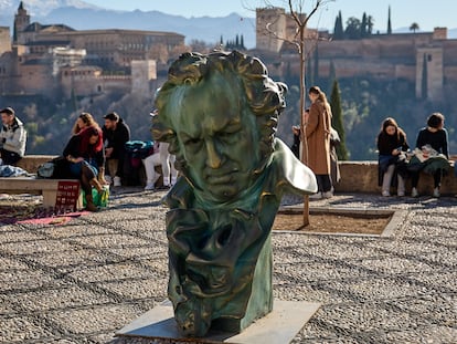 Busto de Goya en el Mirador de San Nicolas, con la Alhambra y Sierra Nevada de fondo, en Granada.