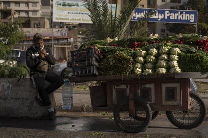 Un vendedor ambulante de verduras en una calle de Beirut. La crisis llega en medio de la pandemia y tras la guerra siria, que empujó a más de un millón y medio de personas a refugiarse en Líbano. Por lo que la demanda del agua ha aumentado, pero la oferta solo empeora.