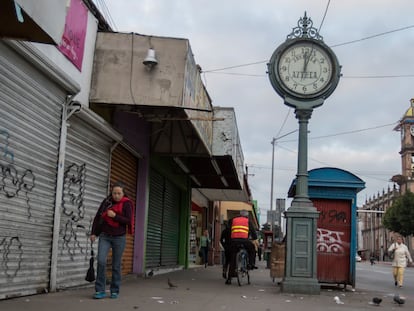 Un reloj en una de las calles de Tijuana, Baja California.