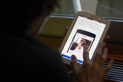 Un hombre consulta la aplicación de un portal de citas.
