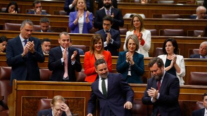 Ramón Tamames recibe aplausos de los diputados de Vox tras su intervención en el debate de la moción de censura.