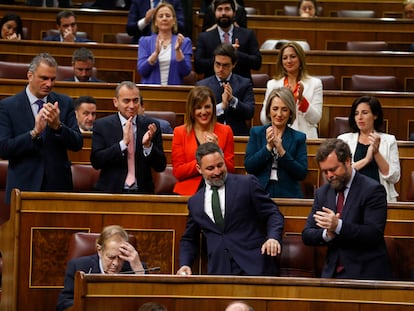 Ramón Tamames recibe aplausos de los diputados de Vox tras su intervención en el debate de la moción de censura.