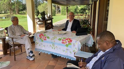 El expresidente Álvaro Uribe (centro) da su versión del conflicto armado en Colombia al presidente de la Comisión de la Verdad, el sacerdote Francisco de Roux (iziquerda) en Llano Grande, Colombia.