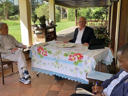 El expresidente Álvaro Uribe (centro) da su versión del conflicto armado en Colombia al presidente de la Comisión de la Verdad, el sacerdote Francisco de Roux (iziquerda) en Llano Grande, Colombia.