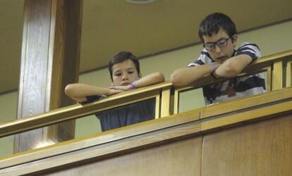 Dos niños asisten al debate parlamentario sobre la Ley de custoria compartida en Vitoria