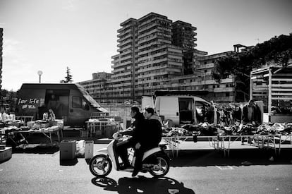 Dos chicos en ciclomotor por las calles de Scampia.