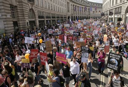 Los manifestantes sostienen pancartas durante una marcha en contra de la visita del presidente estadounidense Donald Trump, en Londres. 