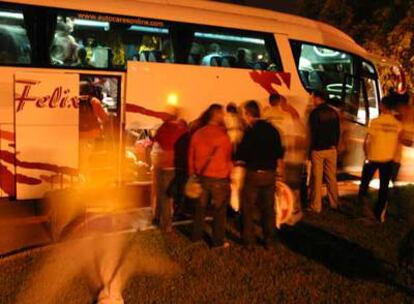 Los trabajadores de Bosch suben ayer al autobús ante la sede de la fábrica en Alcalá de Henares.