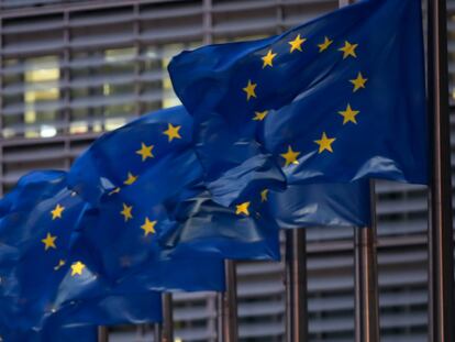 Banderas de la UE junto a la Comisión Europea.