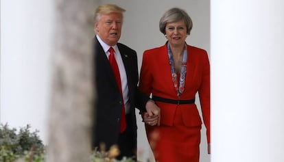 Theresa May i Donald Trump caminen, de la m&agrave;, per la Casa Blanca.